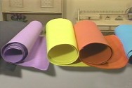 A borracha EVA se destaca no artesanato, propiciando um trabalho bem acabado, de grande efeito plástico. https://cptstatic.s3.amazonaws.com/imagens/enviadas/materias/materia2700/m-borracha EVA.jpg